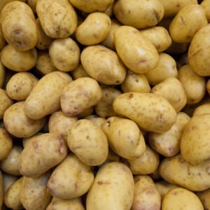 Pile,Of,Yukon,Gold,Potatoes,At,Farmers,Market,Front,Focused